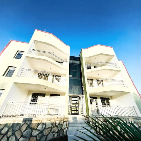 Top-Floor view 2Bed Apt Near Airport + Attractions