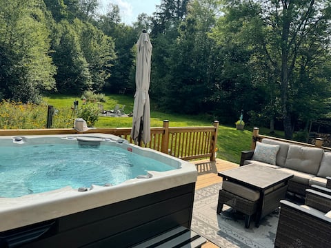 Spacious Highland Lake Retreat: Kayak & Unwind