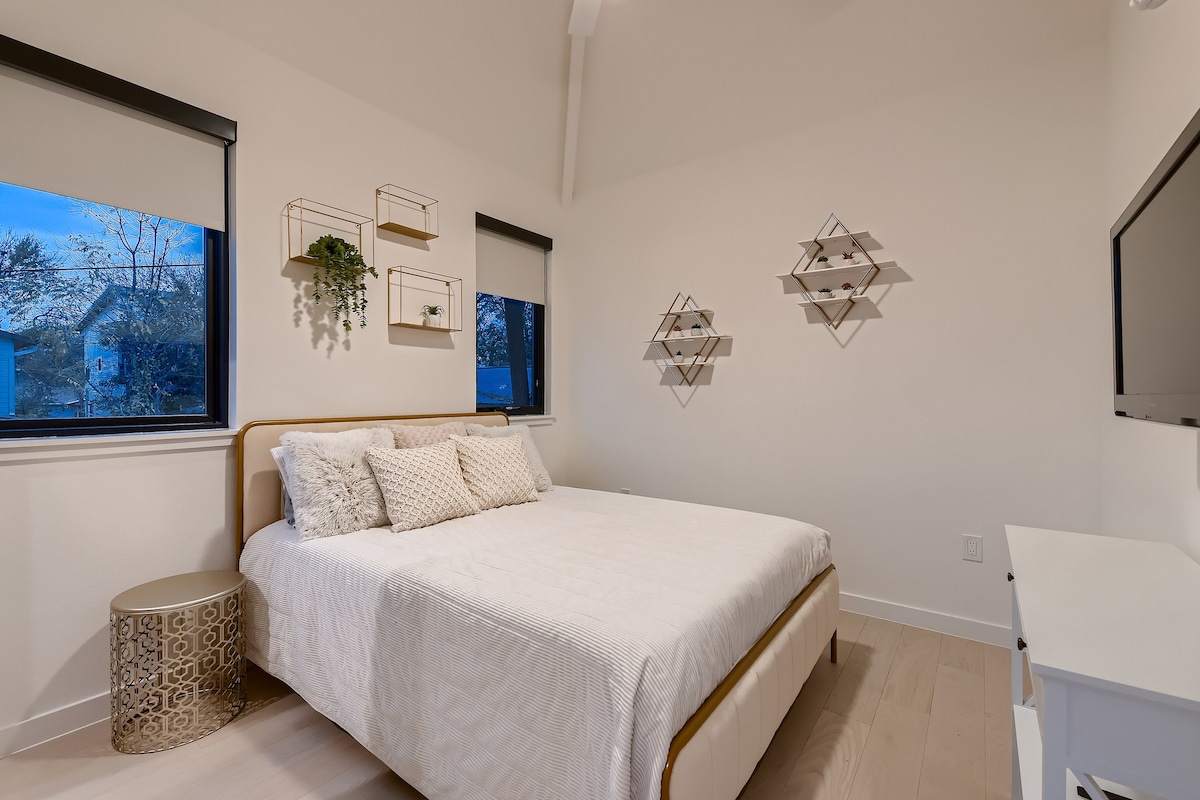 Walk to Bars, Rooftop Patio, Fire Pits, + Garage!