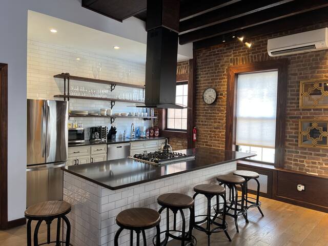 Vibrant Bed-Stuy Hidden Gem: 2BR gallery image 2