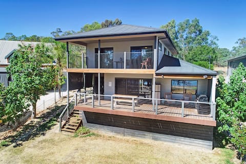 Water's Edge Holiday House