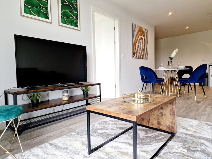 Luxe One Bedroom Apartment With Parking - Liverpool