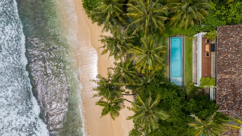 Absolute beachfront villa, Thalpe Sri Lanka