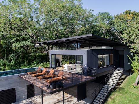 New Villa! Walk to the beach!