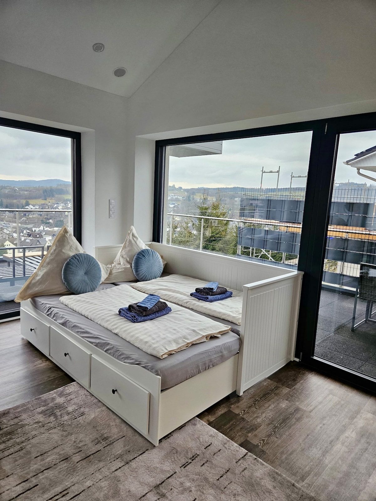 เตียงกว้าง 160 ซม. และเตียงนอนเล่นแบบดึงออก (80 ซม.) สามารถรองรับได้ 2 คน มีเครื่องนอนสำรองอยู่ในลิ้นชัก!