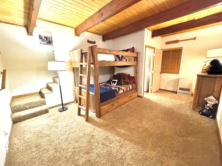 أسرّة كاملة/كاملة/كاملة! غرفة واسعة للأطفال مع ديكور كوخ ممتع! 1/2 حمام متصل بالغسيل. مدافئ مخصصة متعددة.