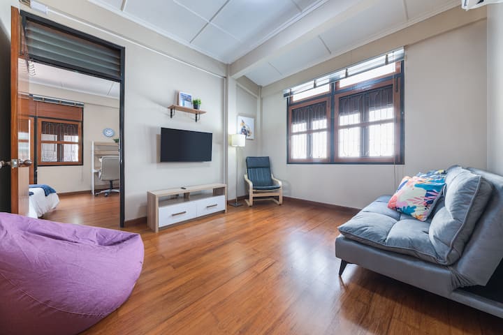 Hapësirë e projektuar me kujdes për dhomën e ndenjjes/dhomën e katërt të gjumit, duke përfshirë një divan krevat/futon, televizor 45 inç, karrige qosheje, abazhur dyshemeje dhe një pasqyrë me gjatësi të plotë. Divan-krevat mund të akomodojë rehat një person të rritur. 