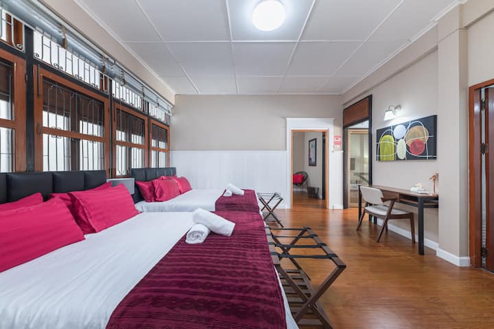 Dhoma e parë e gjumit e vendosur lart: Dhomë gjumi elegante dhe e gjerë me DY krevate me madhësi dopio "QUEEN" me dyshekë dhe shtroja luksoze me shkumë memorie për një gjumë të rehatshëm. Përfshihen tavolina e kotësisë/ studimit të makijazhit, një dollap më i madh, raftet e bagazheve dhe peshqirët e pastër të banjës.  