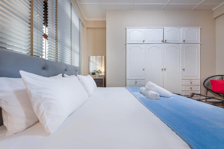 Dhoma e dytë e gjumit ndodhet lart  - Dhomë gjumi e thjeshtë me madhësi KING me dyshek luksoz me shkumë memorieje, çarçafë për një gjumë të rehatshëm. Përfshihen kotësia e makijazhit, një dollap i madh dhe peshqirë të pastër banje. 