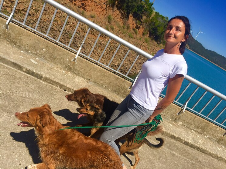 Show full-screen, host-provided image