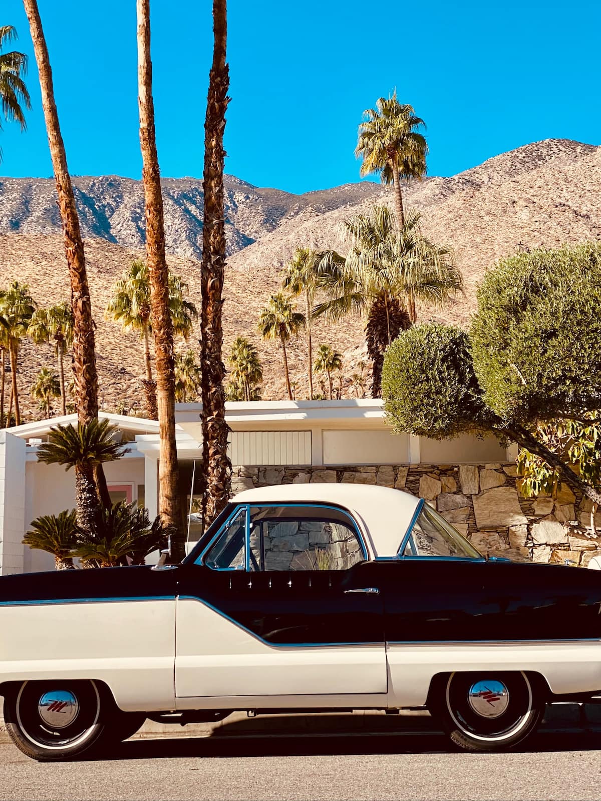 50's car in front of Palm Springs house