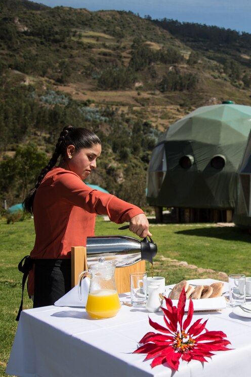 Show full-screen, host-provided image