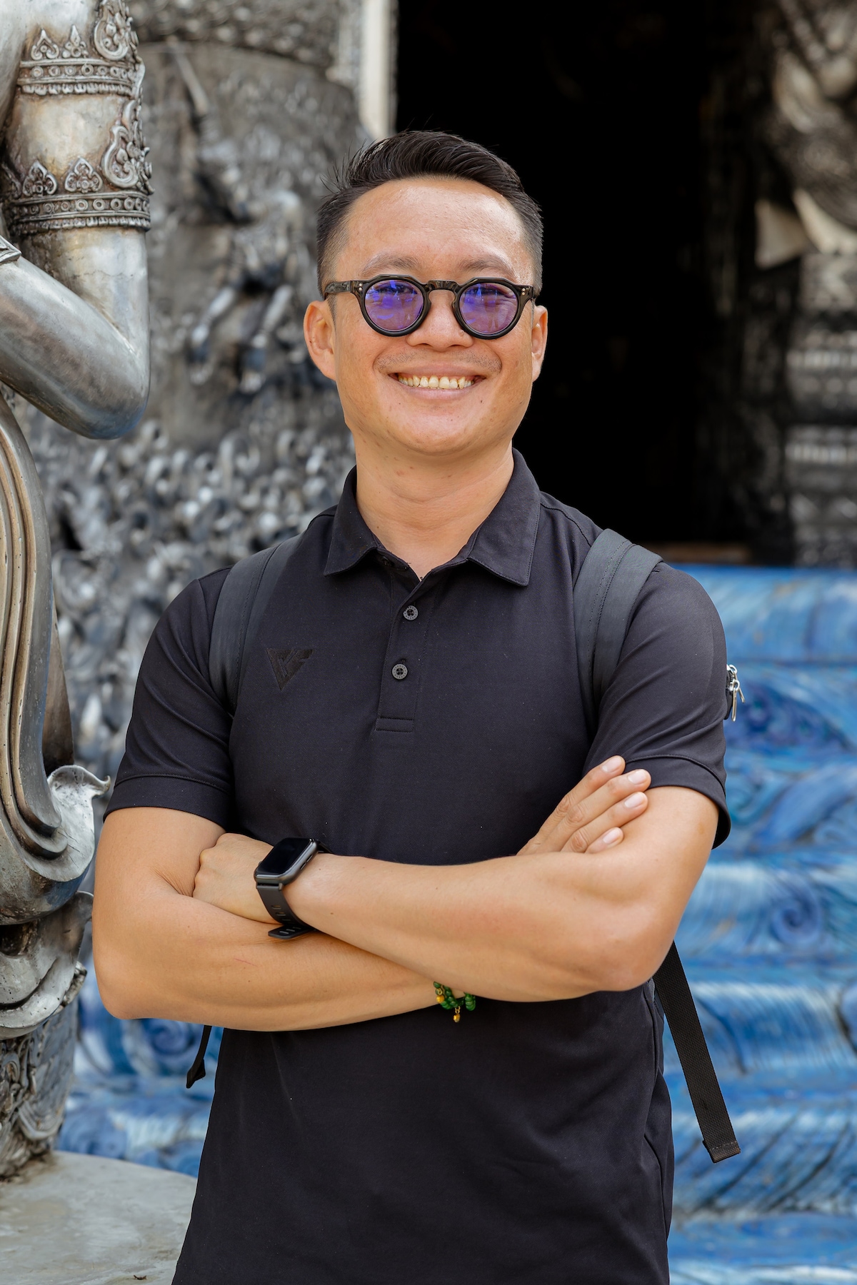 与僧侣交谈，探索银器工艺