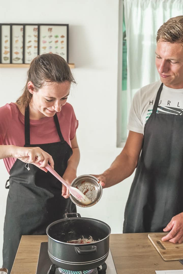 Lezione veloce di wok e kueh con lo chef Samuel - Airbnb