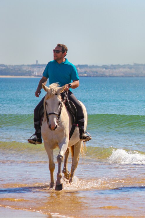 Show full-screen, host-provided image