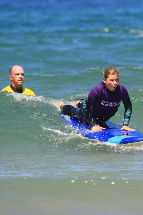 Show full-screen, host-provided image