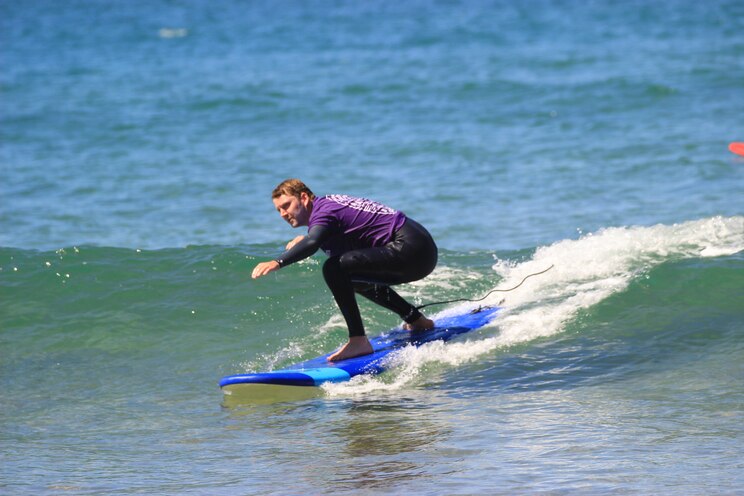 Show full-screen, host-provided image