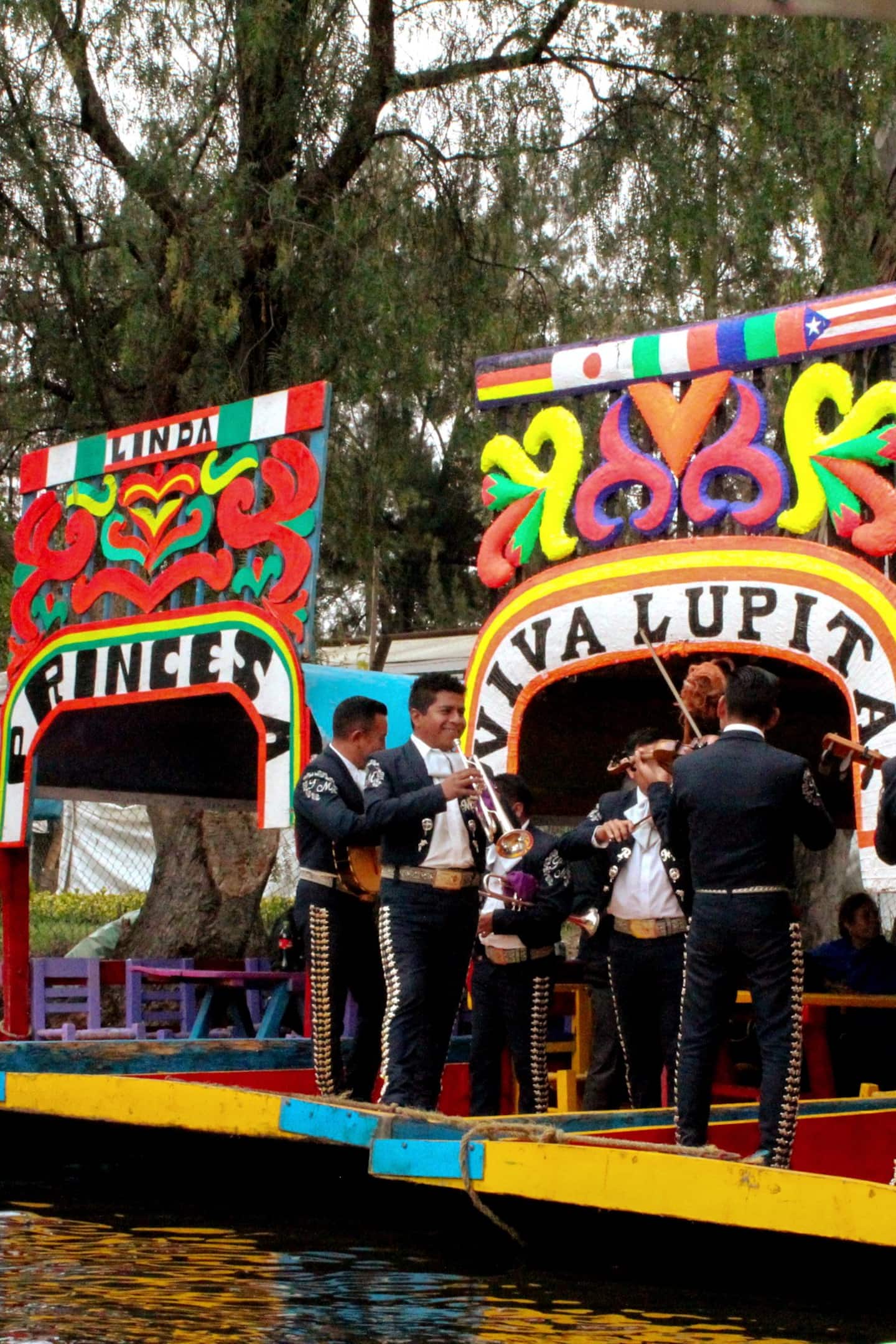 xochimilco trajinera na entrada de xochimilco
