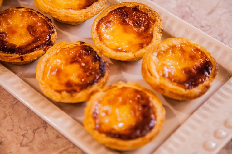 Show full-screen, host-provided image