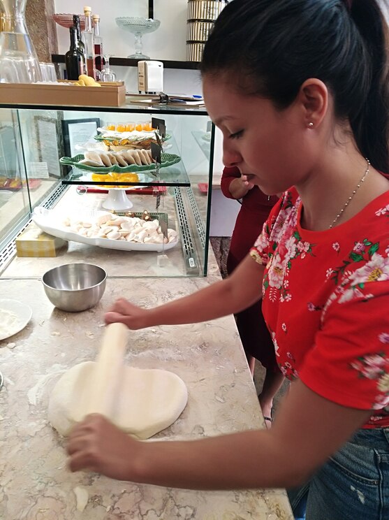 Show full-screen, host-provided image