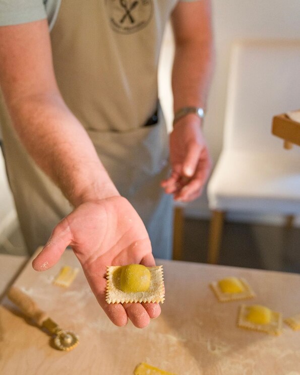 Show full-screen, host-provided image