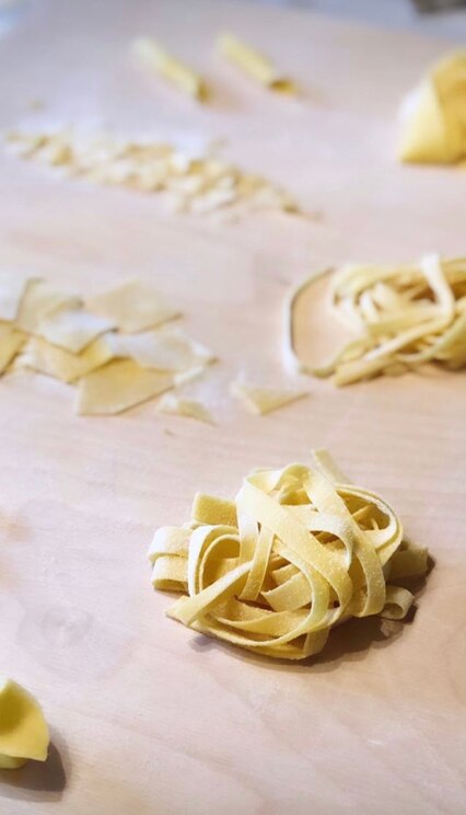 Show full-screen, host-provided image