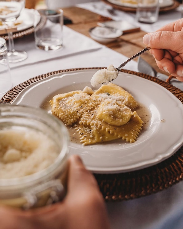 Show full-screen, host-provided image