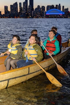 วิวยามค่ำคืนของเส้นขอบฟ้าทอรอนโตจากเรือแคนูของฉัน