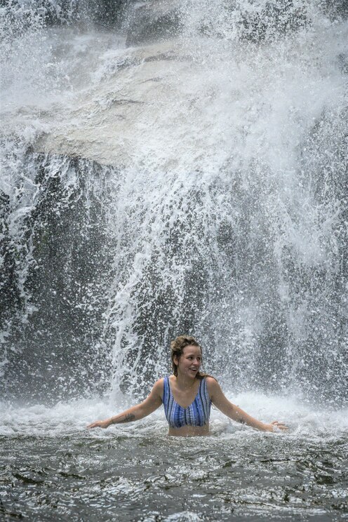 Show full-screen, host-provided image