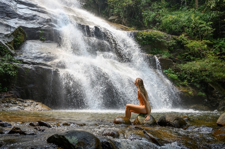 Show full-screen, host-provided image