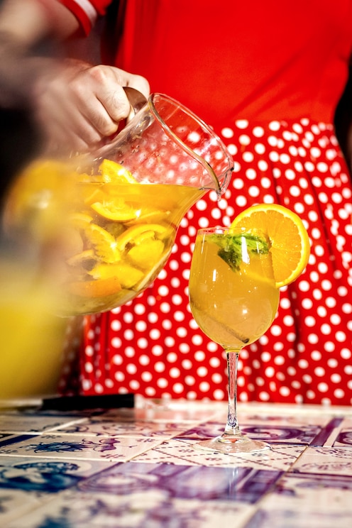 Show full-screen, host-provided image