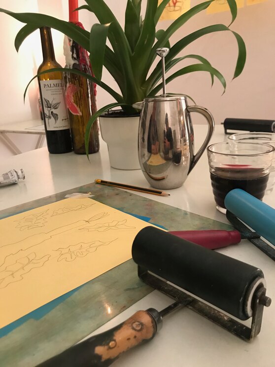 Show full-screen, host-provided image