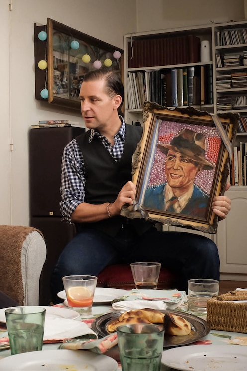 Show full-screen, host-provided image