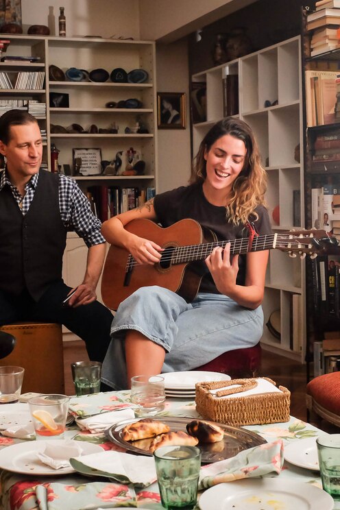 Show full-screen, host-provided image