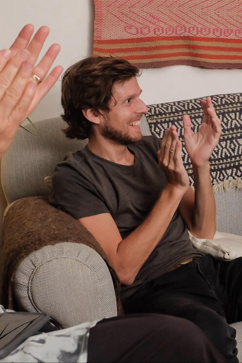 Show full-screen, host-provided image