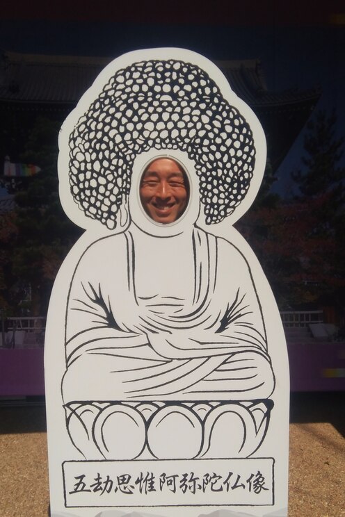 Show full-screen, host-provided image