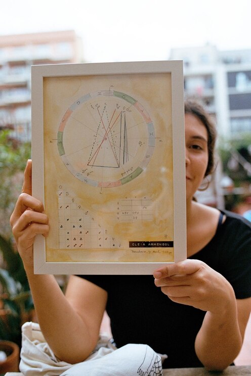 Show full-screen, host-provided image