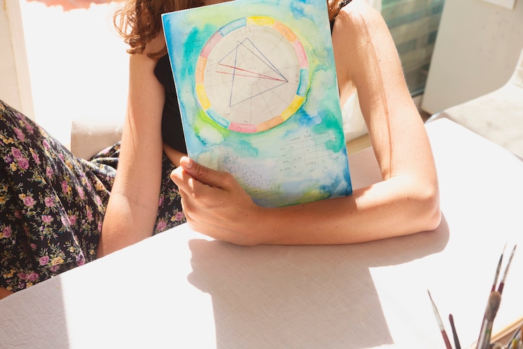 Show full-screen, host-provided image