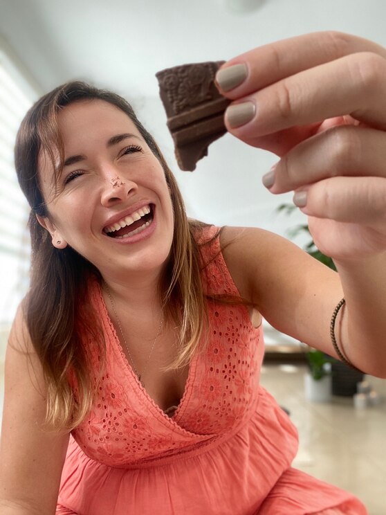 Show full-screen, host-provided image