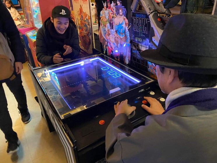 Show full-screen, host-provided image