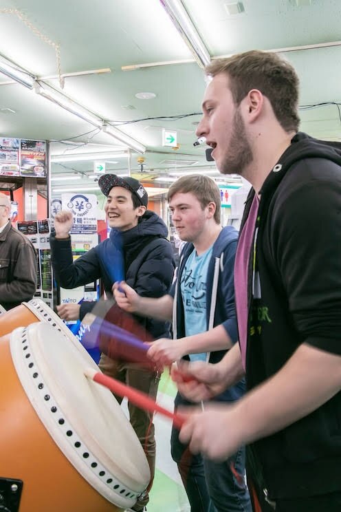 Show full-screen, host-provided image