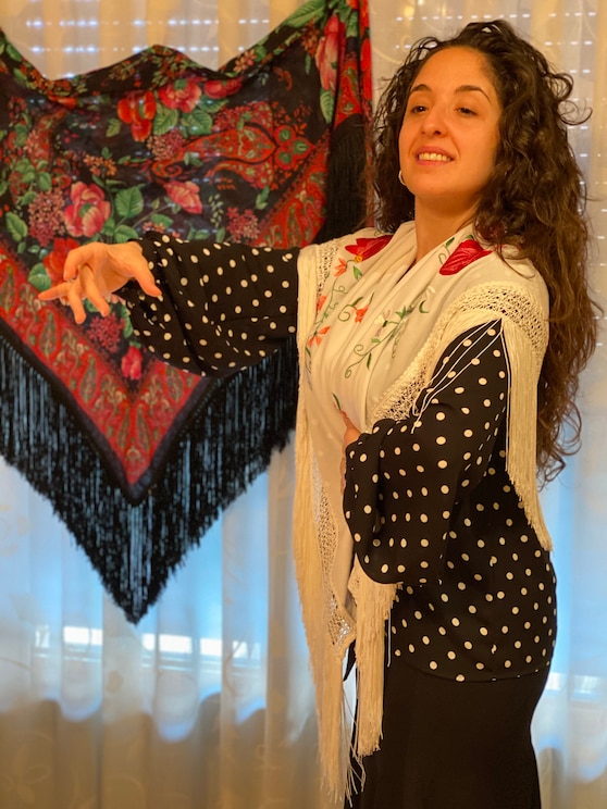 Show full-screen, host-provided image