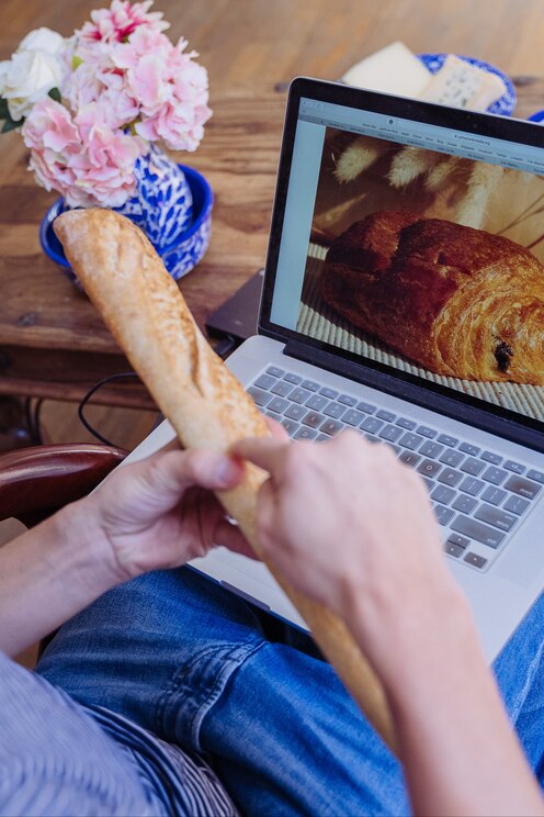 Show full-screen, host-provided image