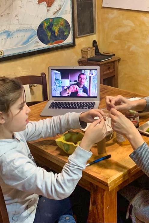 Show full-screen, host-provided image