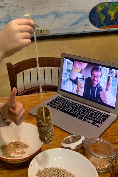 Show full-screen, host-provided image