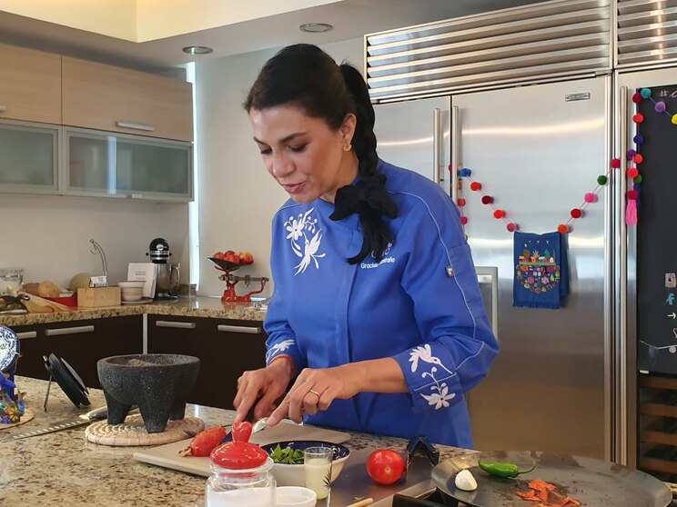 Show full-screen, host-provided image