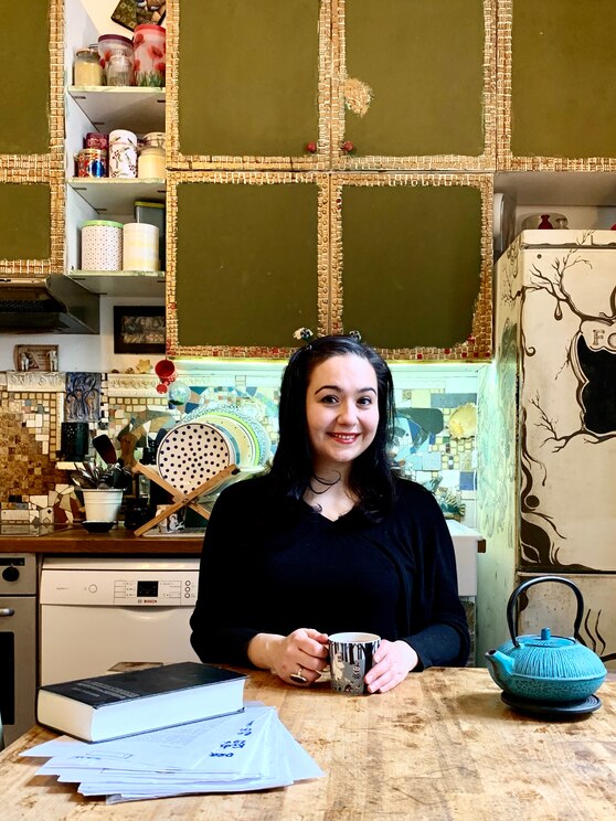 Show full-screen, host-provided image