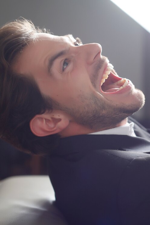 Show full-screen, host-provided image