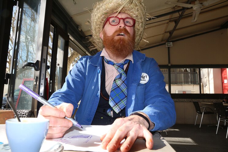 Show full-screen, host-provided image