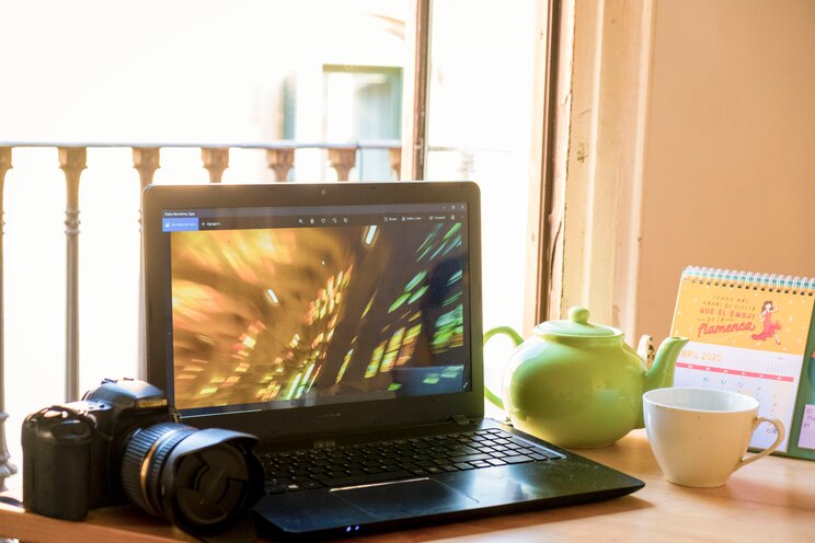 Show full-screen, host-provided image